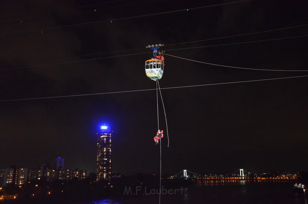 Einsatz BF Hoehenretter Koelner Seilbahn Hoehe Zoobruecke P2546.JPG